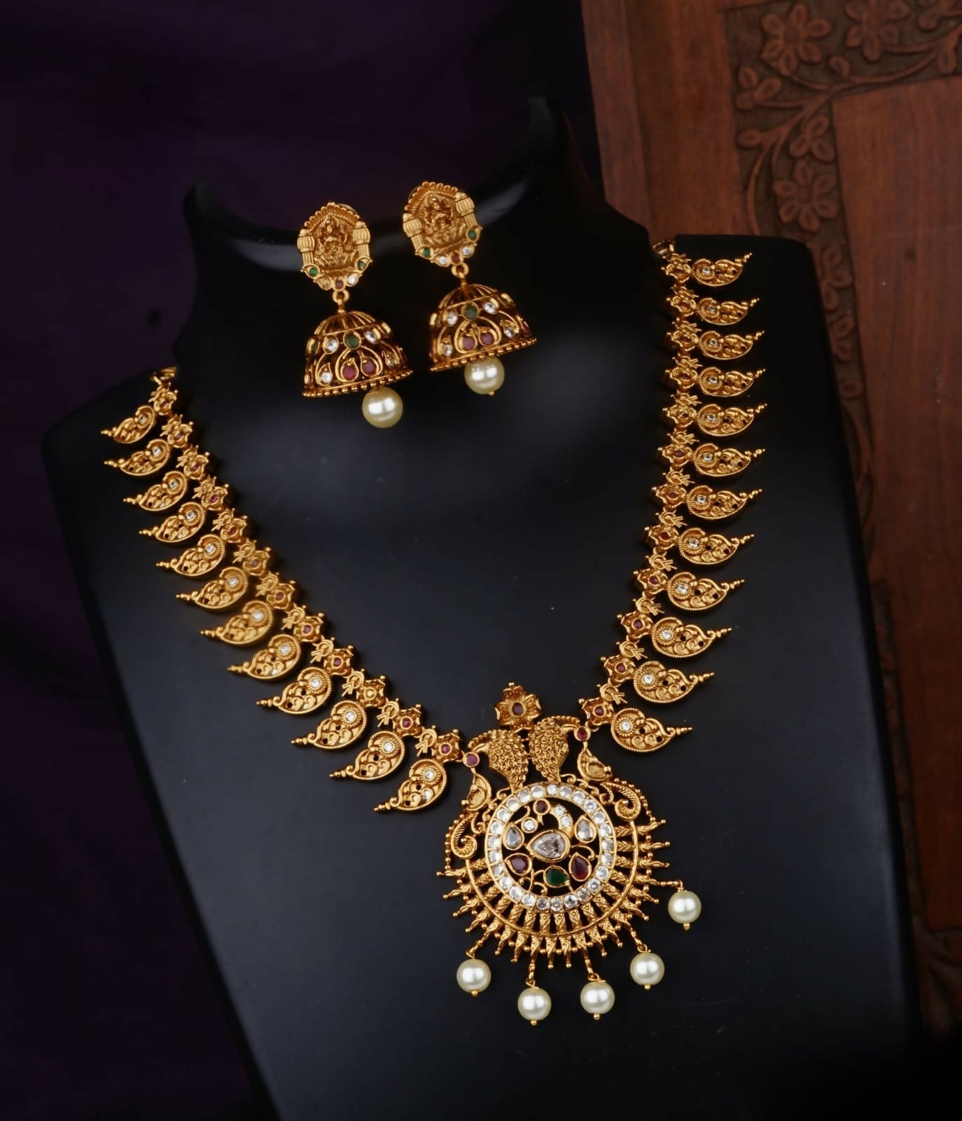 Leaf Design Golden Jewellery Set