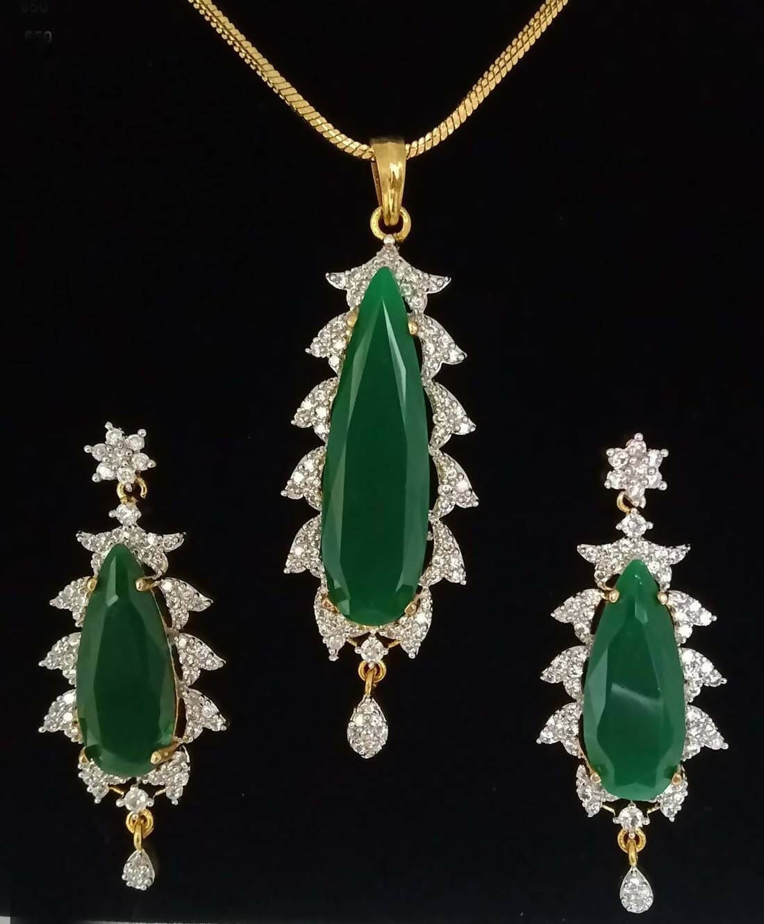green stone pendant set
