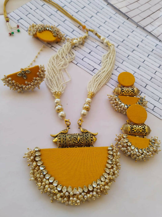 Bright yellow necklace set