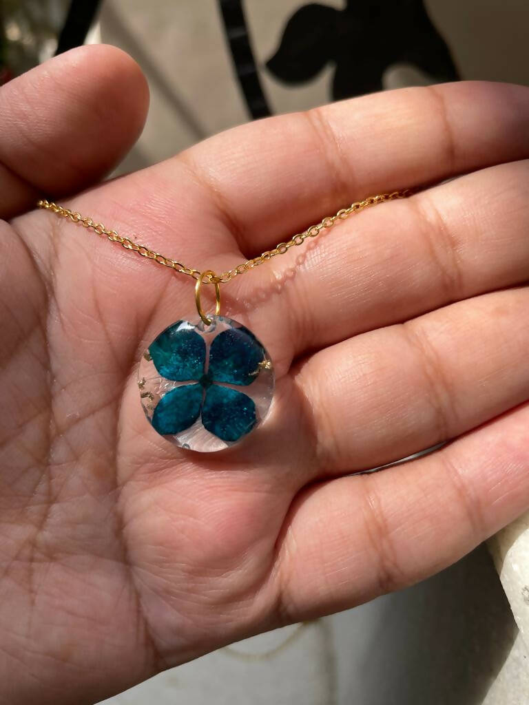 blue pendant necklace