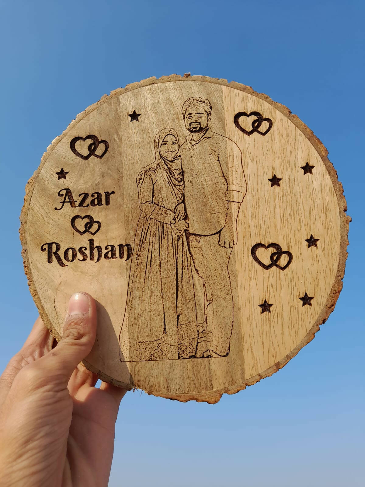 Engraved customised wooden round frame with photo and message