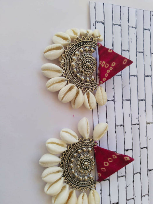 Red printed earrings with shells
