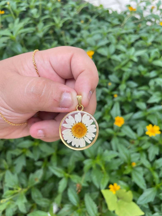 White daisy pendant