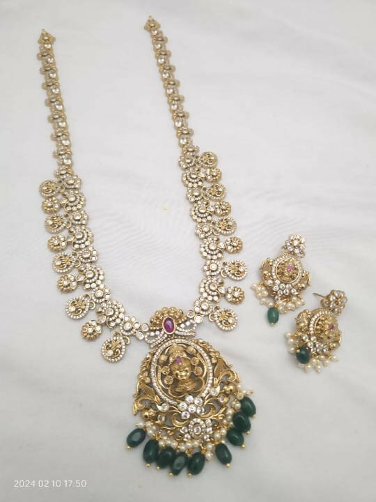 Kundan studded necklace set