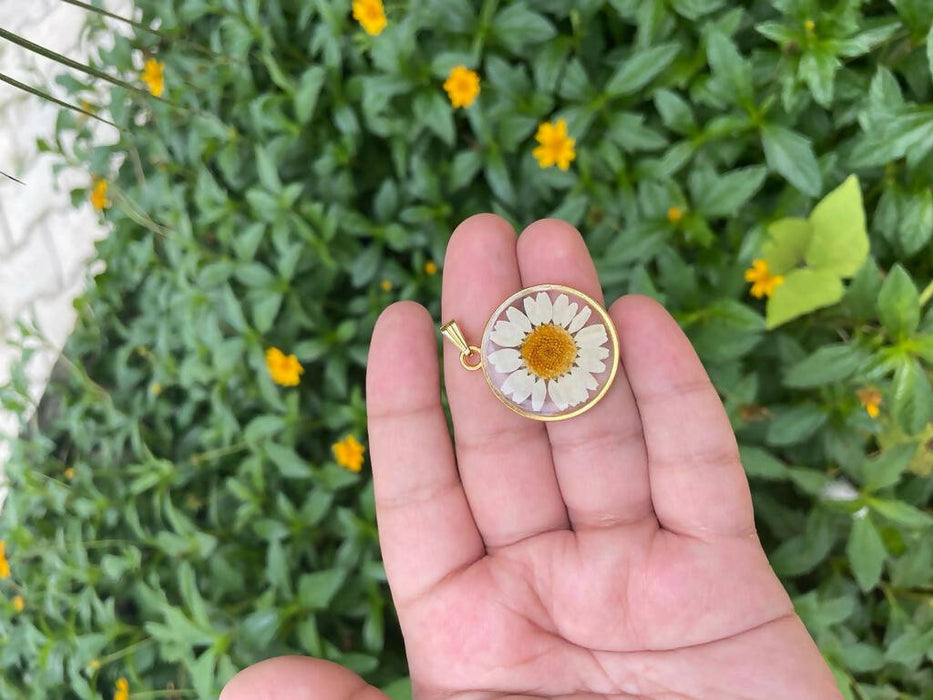 White daisy pendant